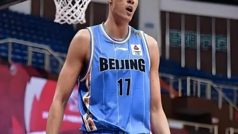 上海男篮斩获俱乐部杯冠军，王哲林送出13分8篮板，布莱德索狂揽31分